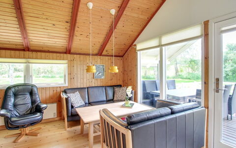 Ejvi - 700M from the Sea: Flooring, Muur, Verdieping, Interieur Ontwerp, Hout, Plafond, Houten Vloer, Verlichting, Meubilair, Laminaatvloer