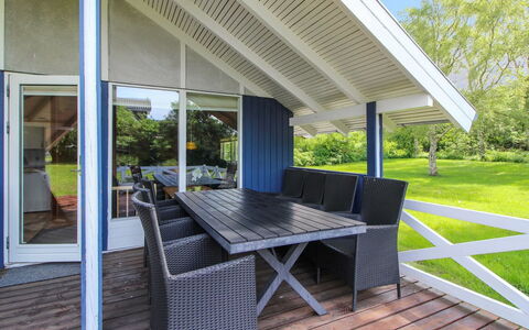 Ejvi - 700M from the Sea: Flooring, Muur, Verdieping, Interieur Ontwerp, Hout, Plafond, Houten Vloer, Verlichting, Meubilair, Laminaatvloer