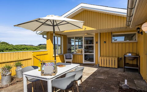 Uffi - 300M from the Sea: Huis, Verblijf, Schaduw, Siding, Landgoed, Veranda, Beits, Dek, Hardwood, Stoel