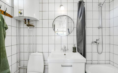 Uffi - 300M from the Sea: Interieur Ontwerp, Loodgieterswerkinrichting, Flooring, Badkamer, Verdieping, Loodgieter, Wastafel, Kraan, Kamer, Wastafel In De Badkamer