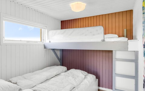 Uffi - 300M from the Sea: Slaapkamer, Hout, Bed, Laken, Stapelbed, Bedding, Verdieping, Interieur Ontwerp, Flooring, Plafond