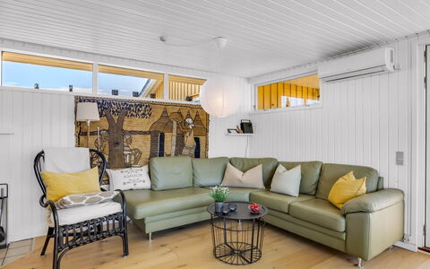 Uffi - 300M from the Sea: Interieur Ontwerp, Flooring, Hout, Bankstel, Verdieping, Meubilair, Plafond, Houten Vloer, Woonkamer, Verlichting