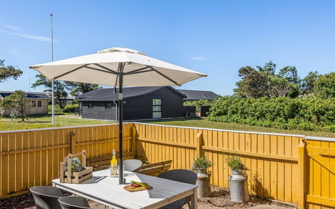Uffi - 300M from the Sea: Buitenmeubels, Meubilair, Paraplu, Schaduw, Buitentafel, Stoel, Tuin, Landscaping, Patio, Werf