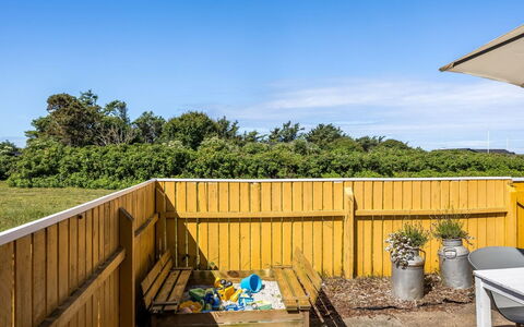 Uffi - 300M from the Sea: Lucht, Land Lot, Hek, Zonlicht, Schaduw, Tuin, Home Schermen, Landscaping, Beits, Plank