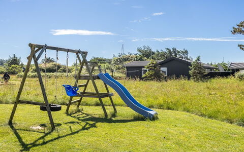 Uffi - 300M from the Sea: Blauw, Gras, Dia Van De Speelplaats, Land Lot, Speeltoestel, Gazon, Chute, Tuin, Schaduw, Weide