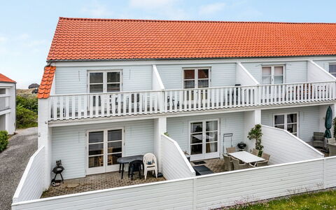 Enrica - 1Km from the Sea: Huis, Trap, Balkon, Leuning, Veranda, Schuifraam, Landgoed, Schaduw, Siding, Dek