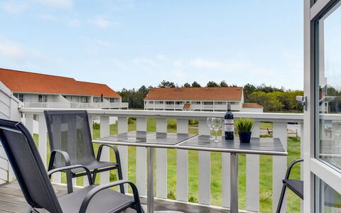 Enrica - 1Km from the Sea: Samengesteld Materiaal, Veranda, Leuning, Balkon, Buitenmeubels, Dek, Stoel, Schaduw, Aluminium, Baluster