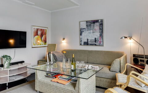 Enrica - 1Km from the Sea: Meubilair, Interieur Ontwerp, Bankstel, Muur, Flooring, Woonkamer, Verdieping, Kamer, Hout, Tafel