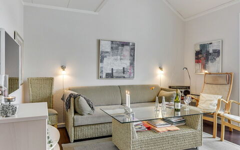 Enrica - 1Km from the Sea: Meubilair, Interieur Ontwerp, Bankstel, Flooring, Woonkamer, Verdieping, Kamer, Tafel, Verlichting, Huis