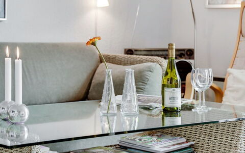 Enrica - 1Km from the Sea: Meubilair, Interieur Ontwerp, Tafel, Bankstel, Woonkamer, Verlichting, Huis, Bloempot, Vaas, Lamp