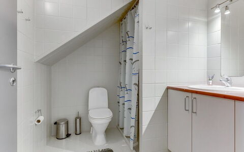 Enrica - 1Km from the Sea: Badkamer, Flooring, Loodgieterswerkinrichting, Muur, Verdieping, Interieur Ontwerp, Wastafel, Toilet, Kraan, Loodgieter