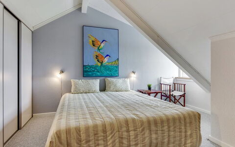 Enrica - 1Km from the Sea: Interieur Ontwerp, Flooring, Verdieping, Bed, Slaapkamer, Meubilair, Plafond, Hout, Linens, Textiel