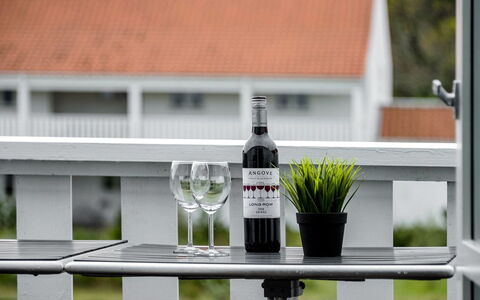 Enrica - 1Km from the Sea: Glas, Balkon, Buitenmeubels, Kamerplant, Fles