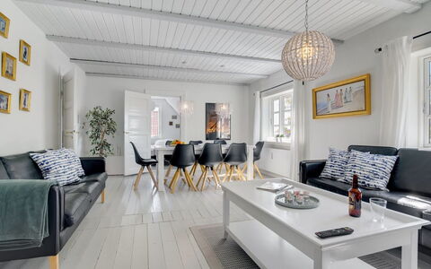 Starki - 800M from the Sea: Meubilair, Interieur Ontwerp, Hout, Bankstel, Flooring, Woonkamer, Plafond, Huis, Verdieping, Verlichting