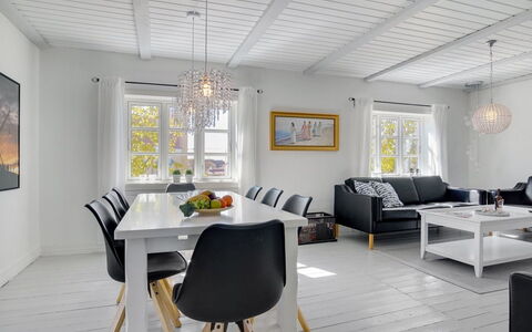 Starki - 800M from the Sea: Hout, Meubilair, Interieur Ontwerp, Plafond, Flooring, Huis, Verdieping, Houten Vloer, Woonkamer, Lichte Inrichting