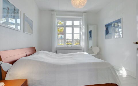 Starki - 800M from the Sea: Bed, Meubilair, Slaapkamer, Interieur Ontwerp, Verdieping, Flooring, Bedding, Laken, Hout, Plafond