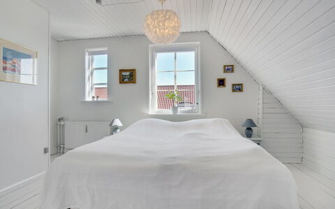 Starki - 800M from the Sea: Slaapkamer, Bed, Interieur Ontwerp, Plafond, Verdieping, Hout, Flooring, Bedding, Laken, Meubilair