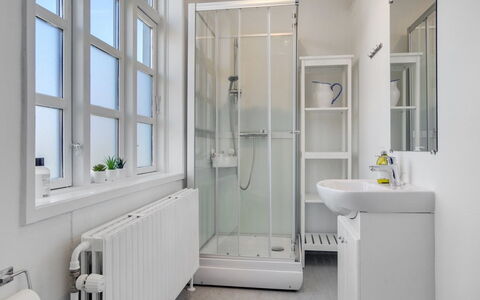 Starki - 800M from the Sea: Badkamer, Loodgieterswerkinrichting, Interieur Ontwerp, Flooring, Verdieping, Kamer, Wastafel, Loodgieter, Toilet, Kraan