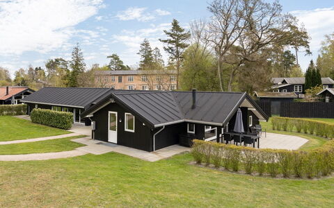 Ruut - 200M from the Sea: Flooring, Muur, Verdieping, Interieur Ontwerp, Hout, Plafond, Houten Vloer, Verlichting, Meubilair, Laminaatvloer