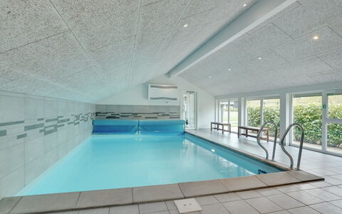 Ruut - 200M from the Sea: Flooring, Muur, Verdieping, Interieur Ontwerp, Hout, Plafond, Houten Vloer, Verlichting, Meubilair, Laminaatvloer