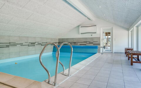 Ruut - 200M from the Sea: Flooring, Muur, Verdieping, Interieur Ontwerp, Hout, Plafond, Houten Vloer, Verlichting, Meubilair, Laminaatvloer