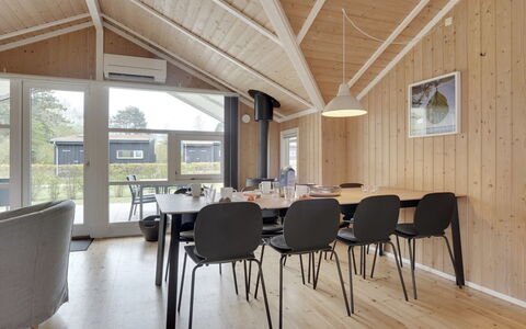 Ruut - 200M from the Sea: Flooring, Muur, Verdieping, Interieur Ontwerp, Hout, Plafond, Houten Vloer, Verlichting, Meubilair, Laminaatvloer
