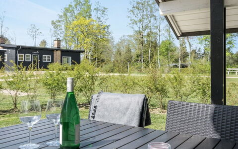 Ruut - 200M from the Sea: Flooring, Muur, Verdieping, Interieur Ontwerp, Hout, Plafond, Houten Vloer, Verlichting, Meubilair, Laminaatvloer