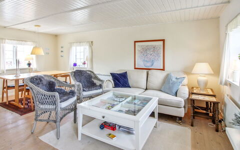 Iivari - 1.5Km from the Sea: Meubilair, Interieur Ontwerp, Bankstel, Hout, Flooring, Plafond, Verdieping, Woonkamer, Huis, Kamer