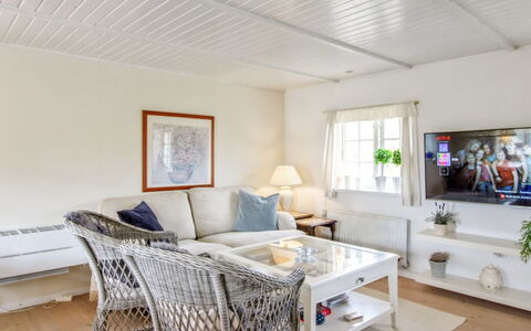 Iivari - 1.5Km from the Sea: Meubilair, Interieur Ontwerp, Bankstel, Flooring, Plafond, Verdieping, Woonkamer, Hout, Kamer, Verlichting