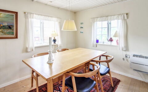 Iivari - 1.5Km from the Sea: Meubilair, Flooring, Interieur Ontwerp, Verdieping, Hout, Houten Vloer, Plafond, Huis, Eetkamer, Tafel