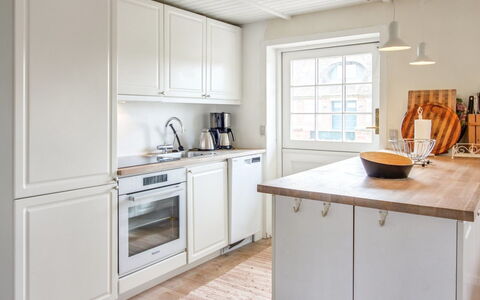 Iivari - 1.5Km from the Sea: Countertop, Keuken, Flooring, Cabinetry, Toestel Van De Keuken, Interieur Ontwerp, Meubilair, Hout, Verdieping, Gootsteen