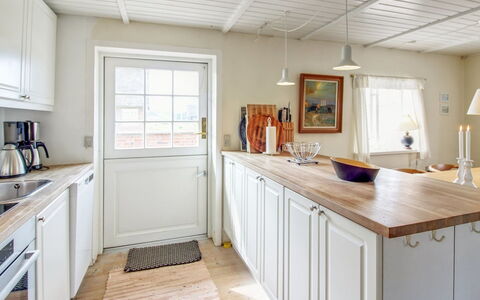 Iivari - 1.5Km from the Sea: Flooring, Interieur Ontwerp, Meubilair, Countertop, Cabinetry, Hout, Verdieping, Keuken, Plafond, Kamer