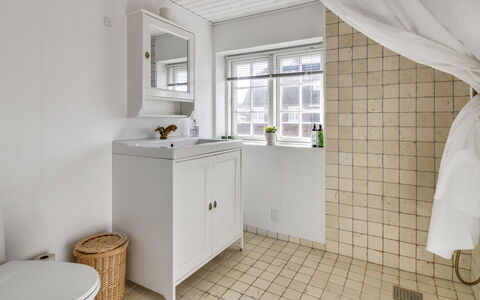 Iivari - 1.5Km from the Sea: Flooring, Verdieping, Loodgieterswerkinrichting, Muur, Interieur Ontwerp, Badkamer, Plafond, Wastafel, Loodgieter, Tegel