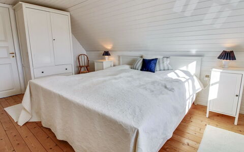 Iivari - 1.5Km from the Sea: Slaapkamer, Flooring, Hout, Bed, Verdieping, Houten Vloer, Laken, Bedding, Interieur Ontwerp, Plafond