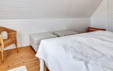 Iivari - 1.5Km from the Sea: Flooring, Verdieping, Hout, Slaapkamer, Bed, Interieur Ontwerp, Laken, Houten Vloer, Plafond, Bedding
