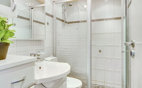Benite - 50M from the Sea: Badkamer, Loodgieterswerkinrichting, Wastafel In De Badkamer, Interieur Ontwerp, Toilet, Flooring, Wastafel, Verdieping, Wc Bril, Kraan