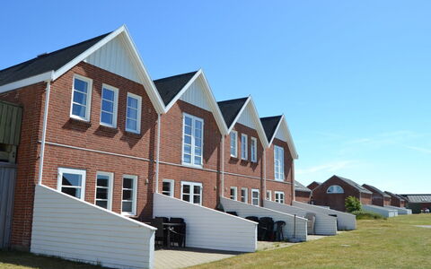 Fraya - 2.3Km from the Sea: Gebouw, Huis, Venster, Huis, Dak, Woongebied, Struik, Verblijf, Land Lot