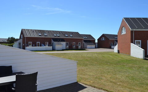 Fraya - 2.3Km from the Sea: Gebouw, Huis, Venster, Huis, Dak, Woongebied, Struik, Verblijf, Land Lot