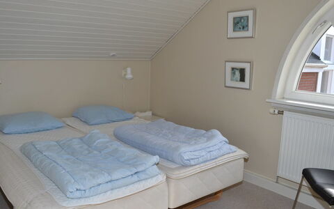 Eick - 2.5Km from the Sea: Hout, Slaapkamer, Interieur Ontwerp, Verdieping, Bed, Textiel, Meubilair, Laken, Flooring, Bedding