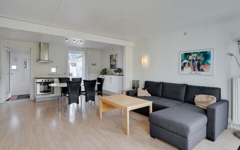 Eick - 2.5Km from the Sea: Meubilair, Bankstel, Flooring, Appartement, Huis, Verdieping, Woonkamer, Houten Vloer, Hardwood