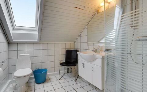 Eick - 2.5Km from the Sea: Flooring, Loodgieterswerkinrichting, Verdieping, Loodgieter, Plafond, Badkamer, Tegel, Kraan, Wastafel