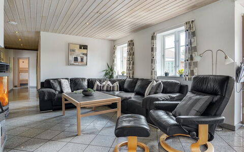 Nana - 4Km from the Sea: Meubilair, Interieur Ontwerp, Flooring, Hout, Plafond, Bankstel, Verdieping, Woonkamer, Verlichting, Huis