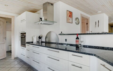 Nana - 4Km from the Sea: Keuken, Flooring, Countertop, Hout, Cabinetry, Interieur Ontwerp, Verdieping, Plafond, Toestel Van De Keuken, Huis