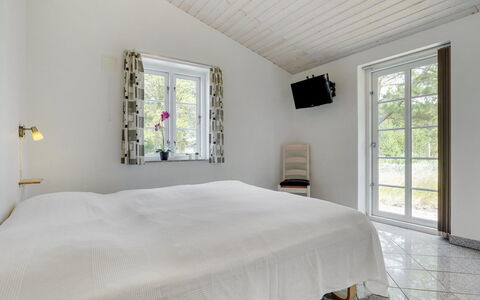 Nana - 4Km from the Sea: Hout, Plafond, Interieur Ontwerp, Verdieping, Flooring, Slaapkamer, Bed, Huis, Meubilair, Laken