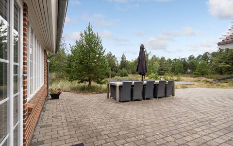 Nana - 4Km from the Sea: Huis, Groundcover, Steen, Tuin, Landscaping, Landgoed, Oprit, Schaduw, Flagstone, Werf