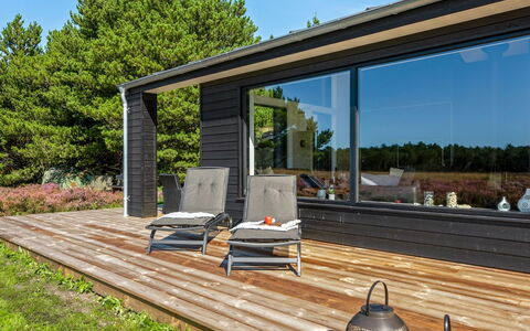 Tea - 2.7Km from the Sea: Struik, Stedelijk Ontwerp, Groundcover, Steen, Appartement, Landgoed, Metselwerk, Balkon, Landscaping
