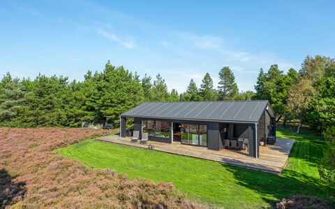 Tea - 2.7Km from the Sea: Struik, Stedelijk Ontwerp, Groundcover, Steen, Appartement, Landgoed, Metselwerk, Balkon, Landscaping