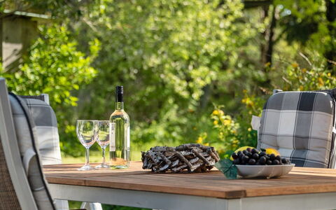 Iiro - 2.5Km from the Sea: Meubilair, Buitenmeubels, Hout, Tafel, Stoel, Buitentafel, Beits, Hardwood, Patio, Voedsel