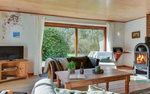 Iiro - 2.5Km from the Sea: Meubilair, Interieur Ontwerp, Flooring, Bankstel, Verdieping, Hout, Kamer, Woonkamer, Plafond, Tafel