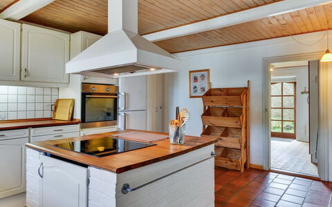 Iiro - 2.5Km from the Sea: Keuken, Flooring, Interieur Ontwerp, Hout, Countertop, Verdieping, Meubilair, Cabinetry, Plafond, Toestel Van De Keuken